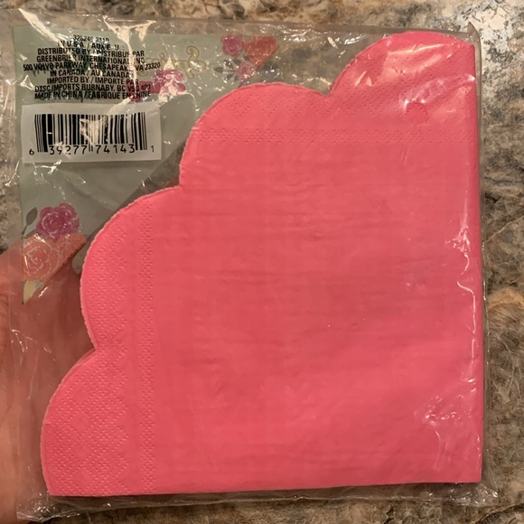 Set of Scalloped Napkins - Picture 3 of 5